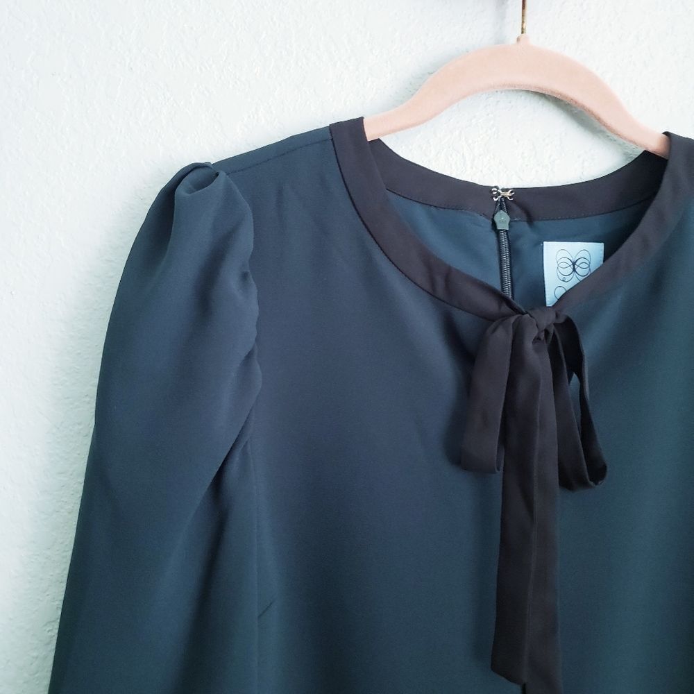 Cece Puff Sleeve Tie Neck Dress in spruce green - Picture 4 of 8